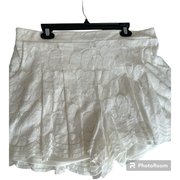 NWOT Torrid Ivory Floral Lace Shorts Size 1 X - Picture 4 of 8